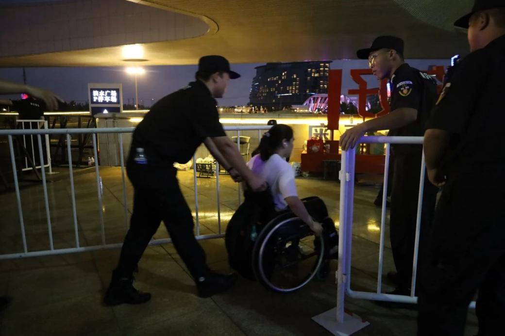 C:/Users/Administrator/Desktop/臺風(fēng)“貝碧嘉”來襲，南京保安積極應(yīng)對，“守”護(hù)萬家團(tuán)圓！/13.jpg13