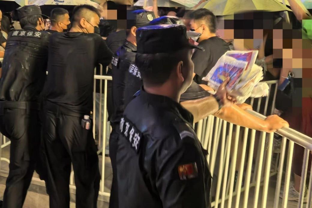 C:/Users/Administrator/Desktop/臺風(fēng)“貝碧嘉”來襲，南京保安積極應(yīng)對，“守”護(hù)萬家團(tuán)圓！/11.jpg11