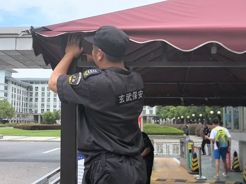 C:/Users/Administrator/Desktop/臺風(fēng)“貝碧嘉”來襲，南京保安積極應(yīng)對，“守”護(hù)萬家團(tuán)圓！/6.jpg6