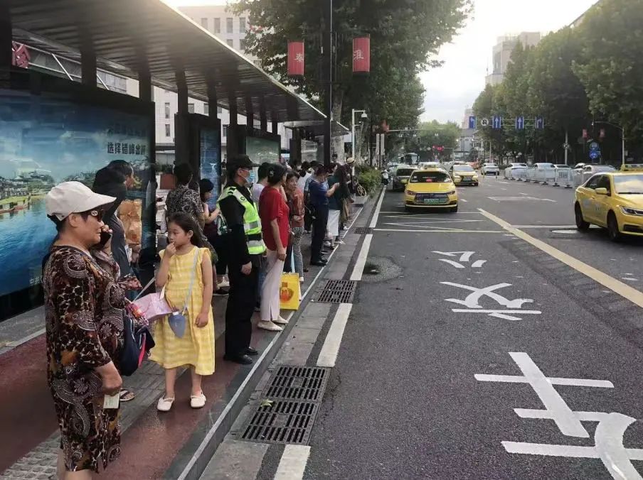 C:/Users/Administrator/Desktop/臺風(fēng)“貝碧嘉”來襲，南京保安積極應(yīng)對，“守”護(hù)萬家團(tuán)圓！/2.jpg2