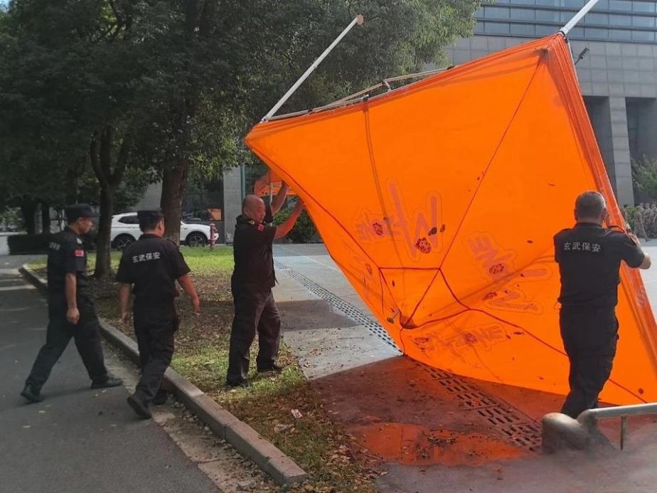 C:/Users/Administrator/Desktop/臺風(fēng)“貝碧嘉”來襲，南京保安積極應(yīng)對，“守”護(hù)萬家團(tuán)圓！/3.jpg3