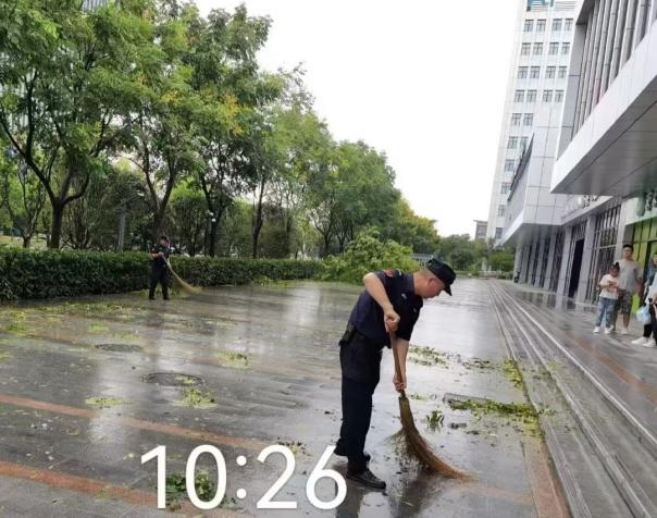 C:/Users/BA/Desktop/風雨過后南京保安迅速行動，恢復安“寧”面貌/5.jpg5