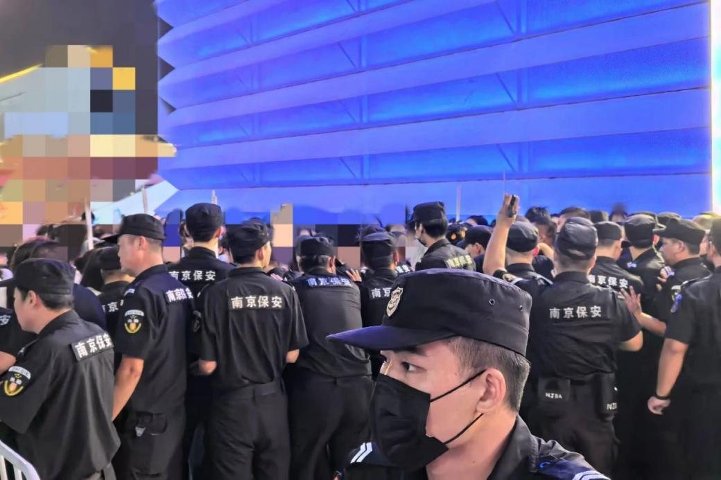 C:/Users/Administrator/Desktop/臺風(fēng)“貝碧嘉”來襲，南京保安積極應(yīng)對，“守”護(hù)萬家團(tuán)圓！/12.jpg12