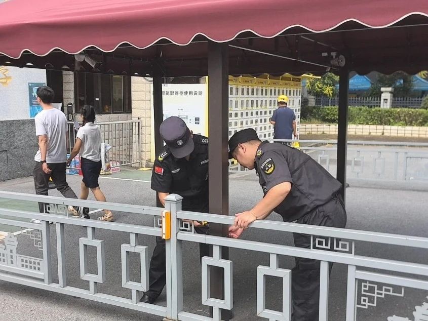 C:/Users/Administrator/Desktop/臺風(fēng)“貝碧嘉”來襲，南京保安積極應(yīng)對，“守”護(hù)萬家團(tuán)圓！/4.jpg4