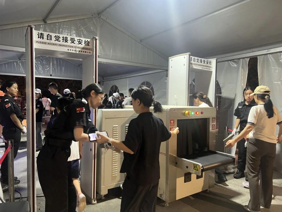 C:/Users/Administrator/Desktop/臺風(fēng)“貝碧嘉”來襲，南京保安積極應(yīng)對，“守”護(hù)萬家團(tuán)圓！/9.jpg9