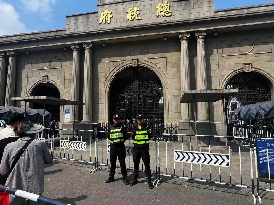 C:/Users/Administrator/Desktop/臺風(fēng)“貝碧嘉”來襲，南京保安積極應(yīng)對，“守”護(hù)萬家團(tuán)圓！/7.jpg7