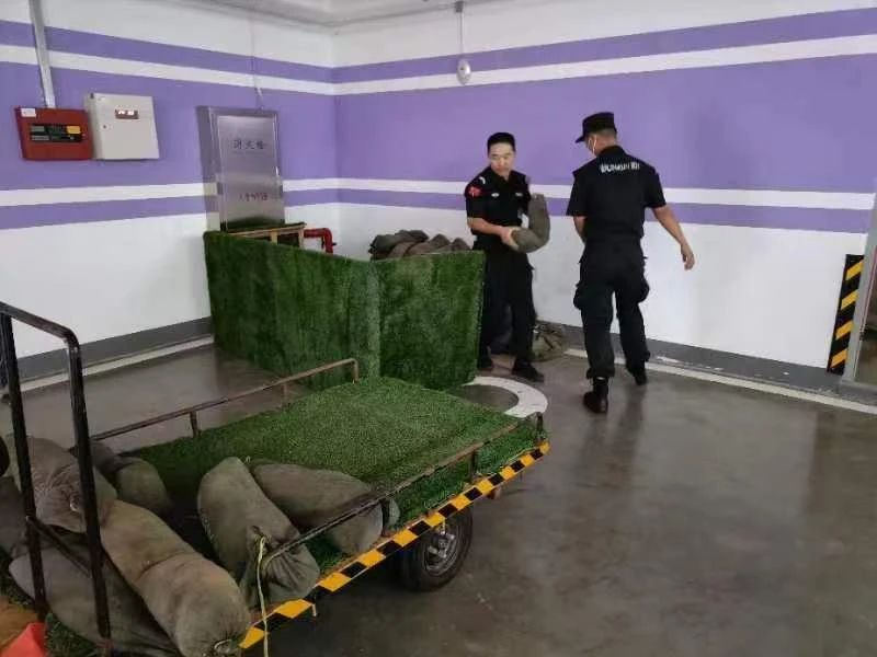 C:/Users/Administrator/Desktop/臺風(fēng)“貝碧嘉”來襲，南京保安積極應(yīng)對，“守”護(hù)萬家團(tuán)圓！/5.jpg5