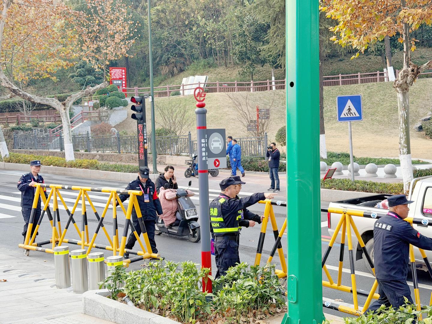 E:/25.12.10后 上傳網(wǎng)站留存/“保安衛(wèi)士”護(hù)航，熱血燃賽場！——南京市保安服務(wù)有限公司大廠分公司保障WCBA女籃聯(lián)賽激情開燃/照片/微信圖片_20251210163658_265_1.jpg微信圖片_20251210163658_265_1