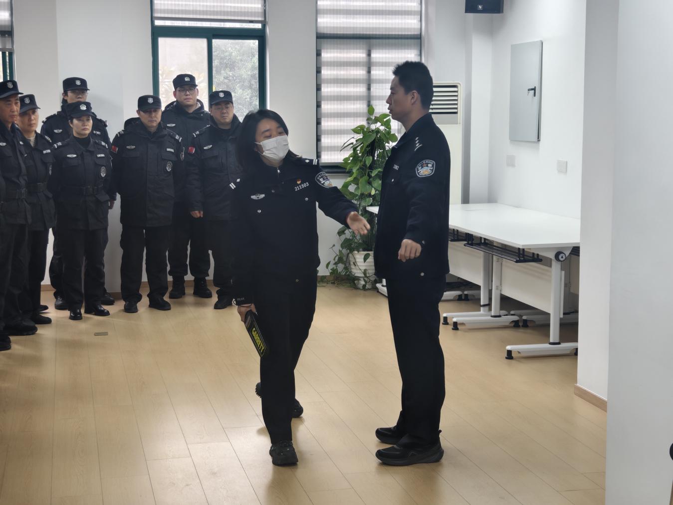 E:/25.12.10后 上傳網(wǎng)站留存/以專業(yè)守護(hù)安全 用實(shí)戰(zhàn)淬煉本領(lǐng)/照片/a98a2230643f88d54b379845c7c6dff4.jpga98a2230643f88d54b379845c7c6dff4